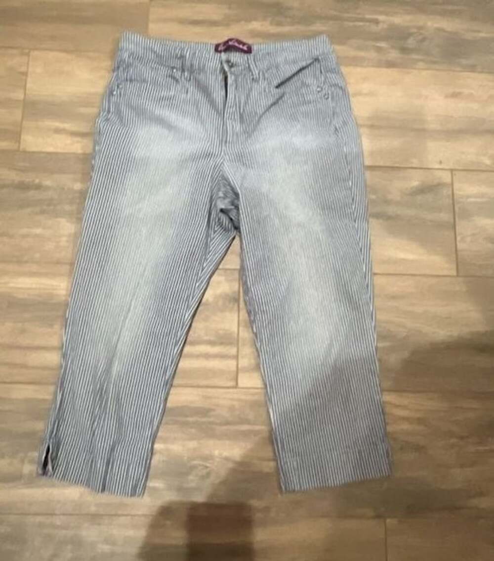 Gloria Vanderbilt Capri Pants Size 10 Blue White Striped Denim
